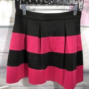Forever 21  M Blk magenta colorblock pleated skirt